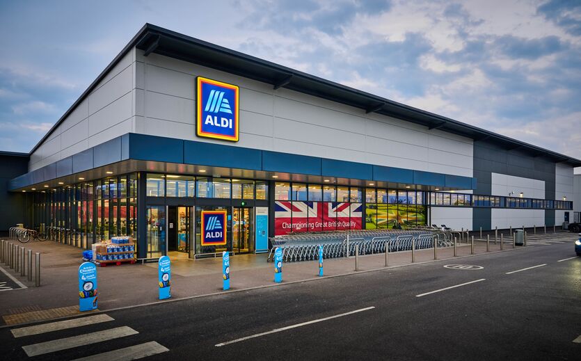 Außenansicht eines Aldi Supermarkts in Großbritannien