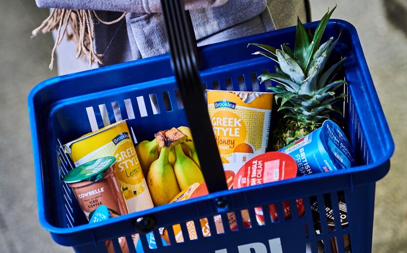 Aldi-Einkaufs­korb mit Lebensmitteln.