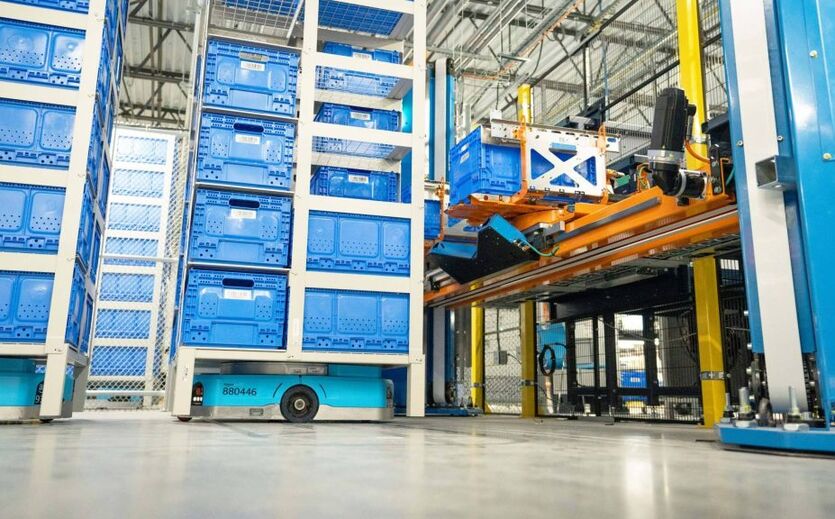 Amazon beschäftigt mehr Roboter als Menschen in Logistikzentren: Blick in das Lager von Amazon mit Transportrobotern.