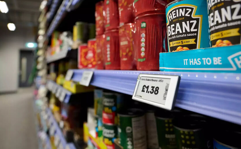 Befülltes Verkaufsregal in Asda mit elektronischem Preisschild.