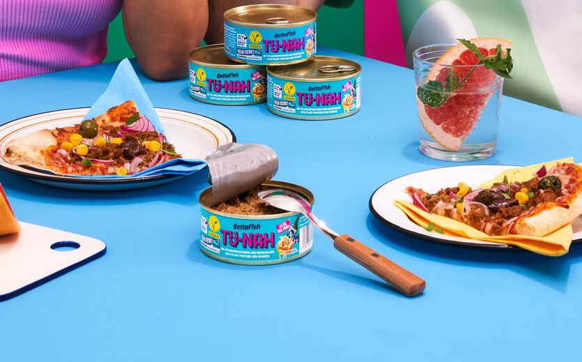 Geöffnete Dose des pflanzlichen Thunfisch-Ersatzes TU-NAH von Betta Fish auf einem Tisch.