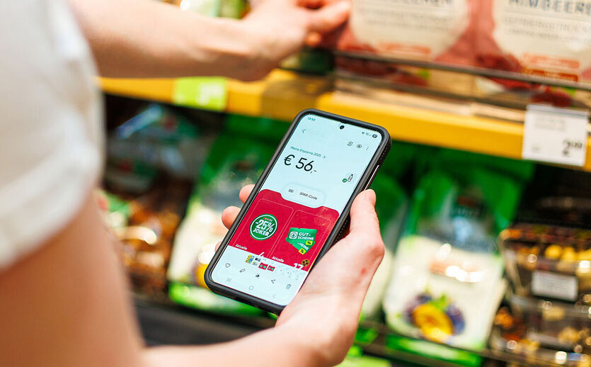 Spar erweitert App-Nutzung auf Maximarkt-Filialen: Ein Kunde hält sein Handy auf der die Spar zu sehen ist. 