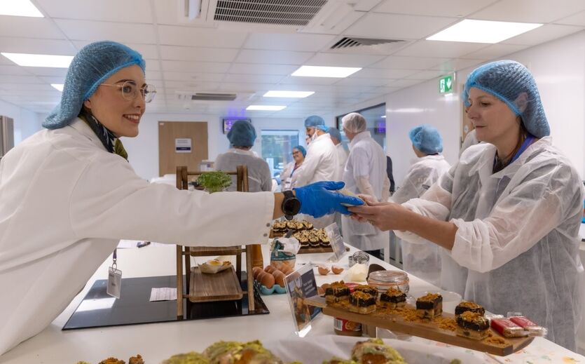 Brenntag eröffnet Forschungszentrum für Lebensmittel in Leeds: Mitarbeiter des Forschungscentrums in weißen Kitteln.