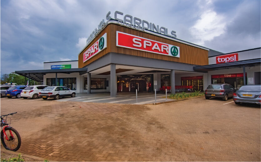 Außenansicht des neuen Spar Cardinals Supermarkts mit Parkplatz und Beschilderung.