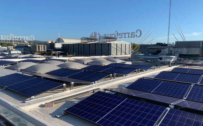 Carrefour Spanien Photovoltaikanlagen:  Ein Dach eines Carrefourmarktes mit Photovoltaikfeldern.