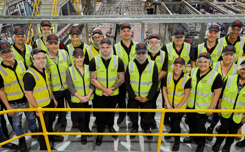 Coca-Cola nimmt größte Dosenlinie in Brisbane in Betrieb: Die Mitarbeiter in der Coca Cola Produktion Brisbane.