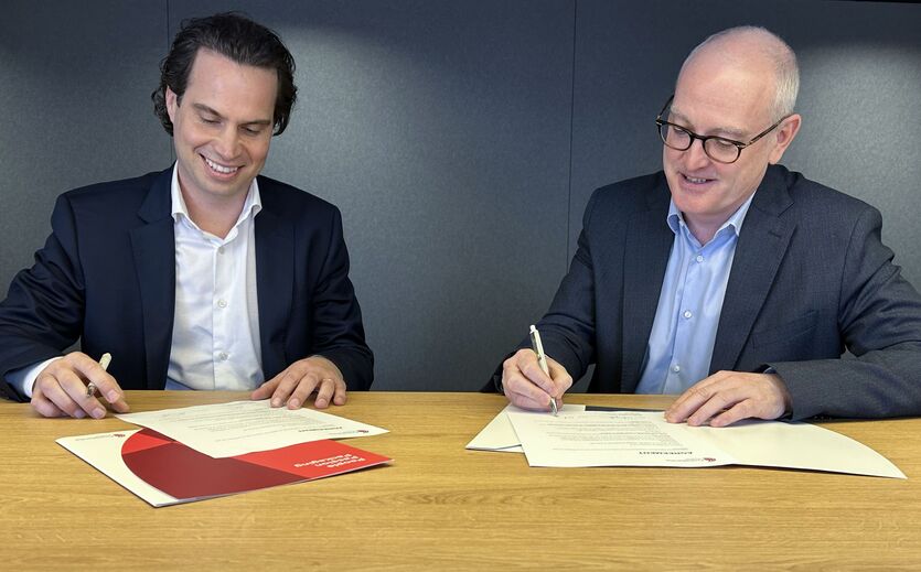 Constantia Flexibles übernimmt Schweizer Verpackungshersteller: David Spratt (rechts), CEO von Constantia Flexibles und Johannes Steurer (links), CEO von Aluflexpack unterzeichnen den Vertrag.