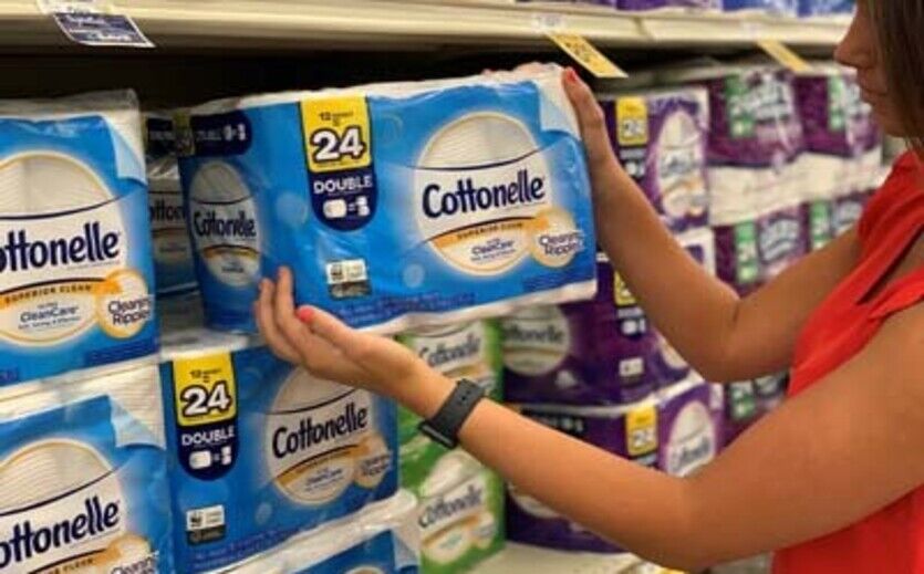 Kundin greift im Supermarkt zu einer Packung Cottonelle-Toilettenpapier.