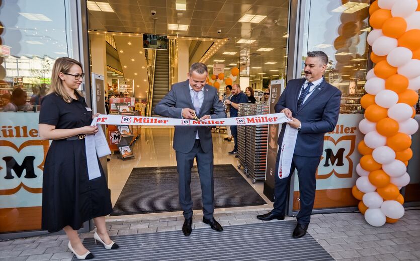 Müller eröffnet erste Filiale in der Slowakei: Feierliche Eröffnung der neuen Filiale mit Durchschneiden eines Bandes.