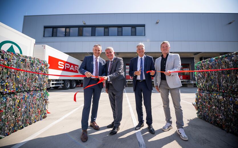 Von links nach rechts Paul Bacher, Bürgermeister Franz Pfaller, Landeshauptmann Peter Kaiser und Robert Pichler vor der neuen Leergut-Halle in Maria Saal.