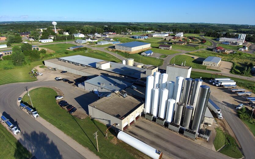 Luftaufnahme eines Molkereistandorts in einer ländlichen Region in den USA.