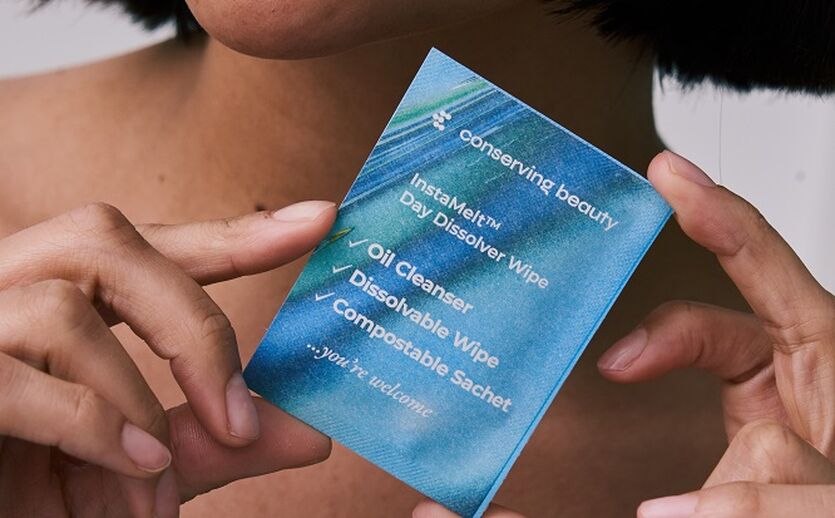 Conserving Beauty führt kompostierbare Verpackung ein: Zwei Hände halten eine blaue Kosmetikverpackung.