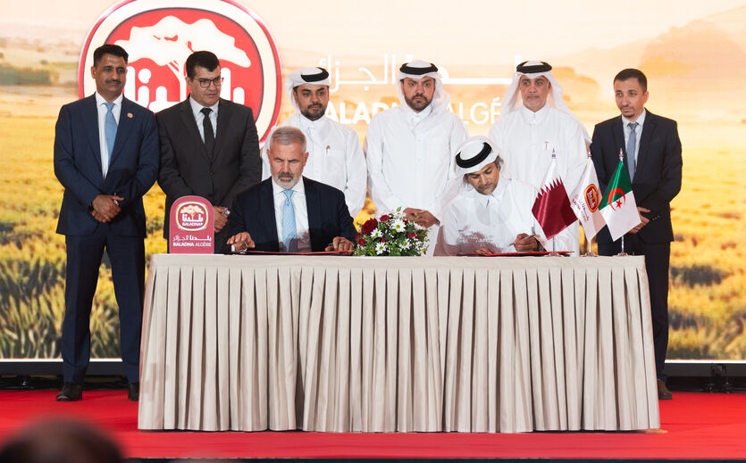 GEA baut Milchpulverwerk in Algerien für 170 Millionen Euro: GEA CEO Stefan Klebert (links) und Ali Al-Ali, Chairman von Baladna Algeria, bei der feierlichen Vertragsunterzeichnung.