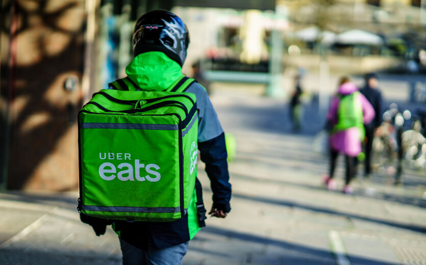 Politik fordert Direktanstellung für Essenslieferanten