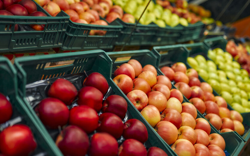Mann besprüht Obst mit unbekannter Flüssigkeit