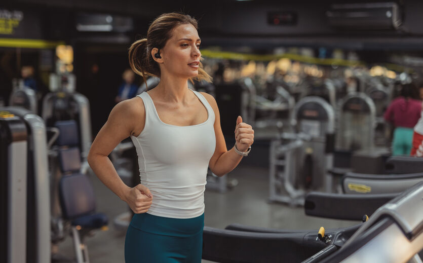 Tesco erweitert Gesundheitsprogramm für 310.000 Mitarbeiter: Eine Hand hält ein Schirmchen über eine Spielfigur.