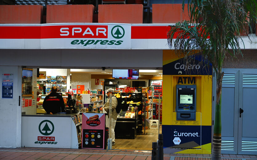 Personengruppe mit Spar-Mitarbeitenden und Maskottchen bei Produktpräsentation auf Messe in Gran Canaria.