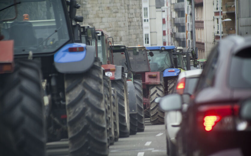 Lange Kolonne von Traktoren blockiert eine Autobahn während Bauernprotesten in Griechenland.