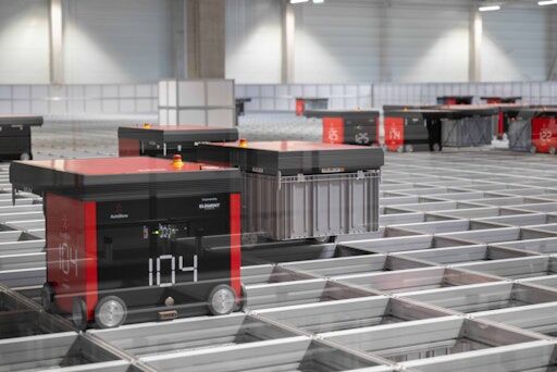 Gurkerl automatisiert Logistikzentrum in Wien: Das Lager von Innen mit Robotern.