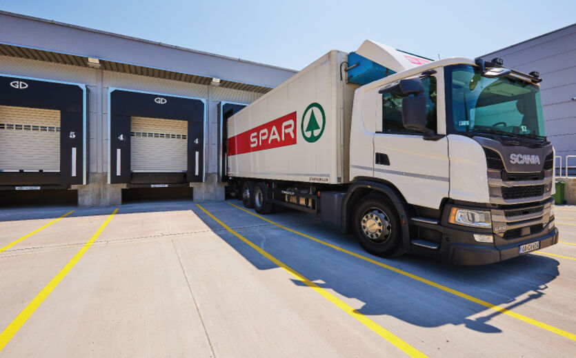 Spar-Lkw an einer Laderampe des Logistikzentrums.