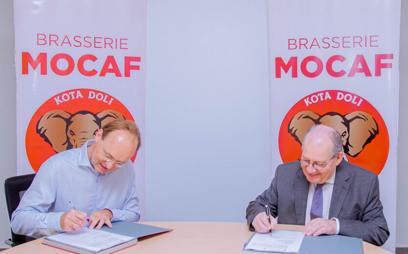 Haus Cramer lässt Isenbeck in Zentralafrika brauen: Henk Wielinga (Vizepräsident von Warsteiner International) und Christian Renardet (Generaldirektor von MOCAF) bei der Vertragsunterzeichnung in Bangui.