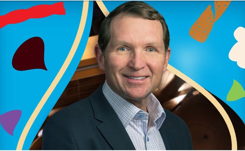 Portrait von Kirk Tanner mit buntem Hintergrund