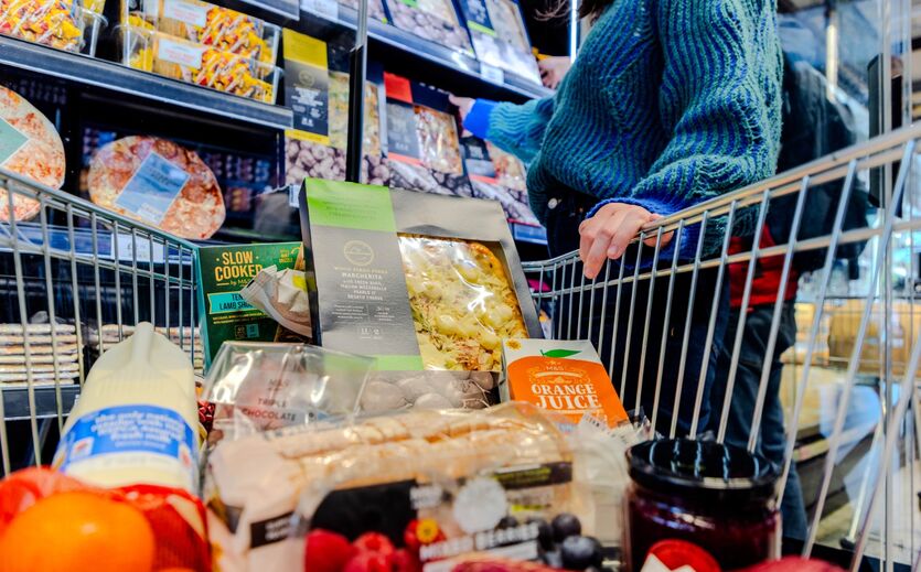 Einkaufswagen mit Lebensmitteln und Getränken von Marks & Spencer.
