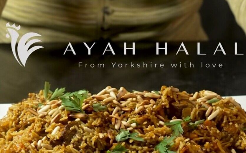 Serviertes Reisgericht mit Fleisch, darüber das Markenlogo Ayah Halal.