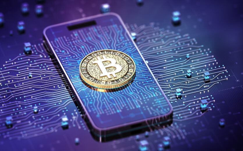 Kryptowährungen: Smartphone mit goldenem Bitcoin-Symbol.