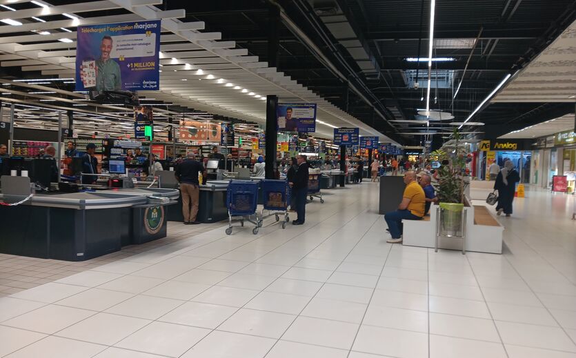 Ein Kontrast zu den marokkanischen Märkten: In den europäisch geprägten Supermärkten tummeln sich bisher eher wenige Kunden.