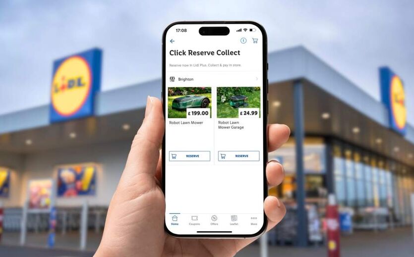 Lidl testet Reservierungsservice für Aktionsware in Großbritannien: Eine Hand hält ein Handy hoch mit der Lidl-App. 