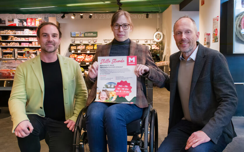 Mpreis führt Stille Stunde für sensible Kunden ein: ÖH-Referent Georg Ebster, stellvertretende Obfrau der Autistenhilfe Tirol Alina Kühnel und MPREIS Geschäftsführer David Mölk.