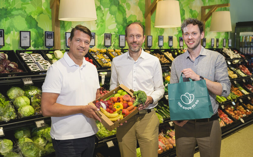Mpreis verkauft 300.000 Überraschungssackerl über Too Good To Go: Ingo Panknin, Geschäftsführer MPreis, David Mölk, Geschäftsführer MPreis und Georg Strasser-Müller, Country Director von Too Good To Go Österreich und Schweiz.