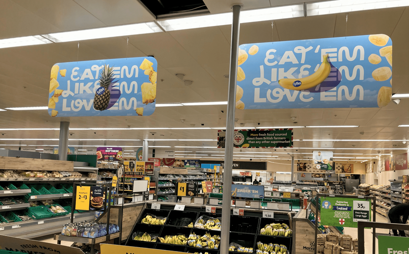 Obstabteilung in einer Morrisons-Filiale mit Fyffes-Werbeschildern.
