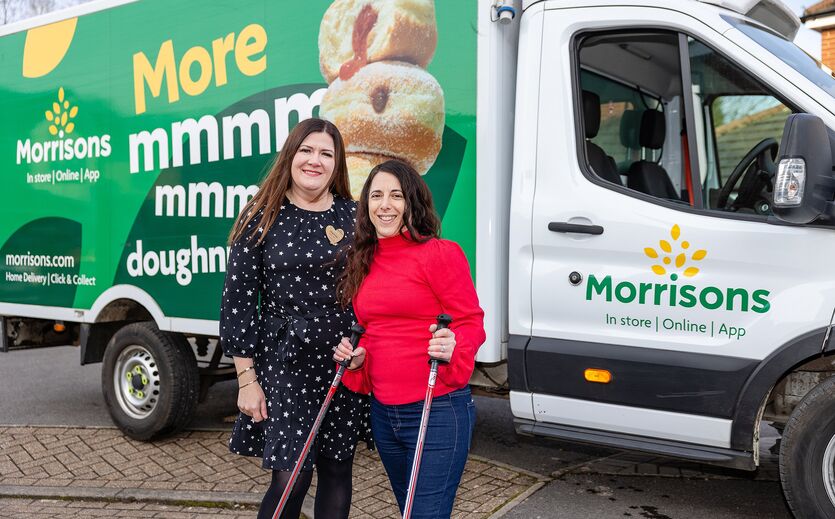 Morrisons gewährt Behinderten Rabatt auf Online-Bestellungen: Zwei Frauen mit Behinderung stehen vorn einem Morrisons Lkw.