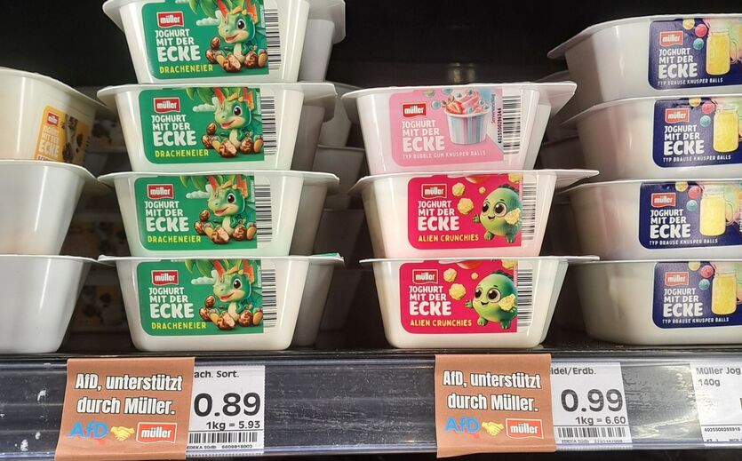 Prorestaktion gegen Theo Müller: Nahaufnahme von Joghurts mit Preisschildern und Anti-AfD-Schriftzug.t