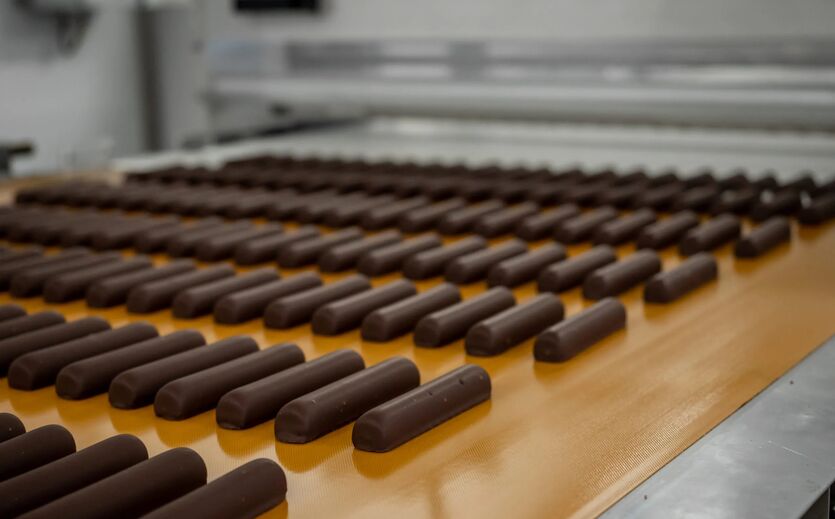 Nutrition & S.A.S. beruft neuen Frankreich-Chef: Ein Produktionsband mit Schokoriegeln.