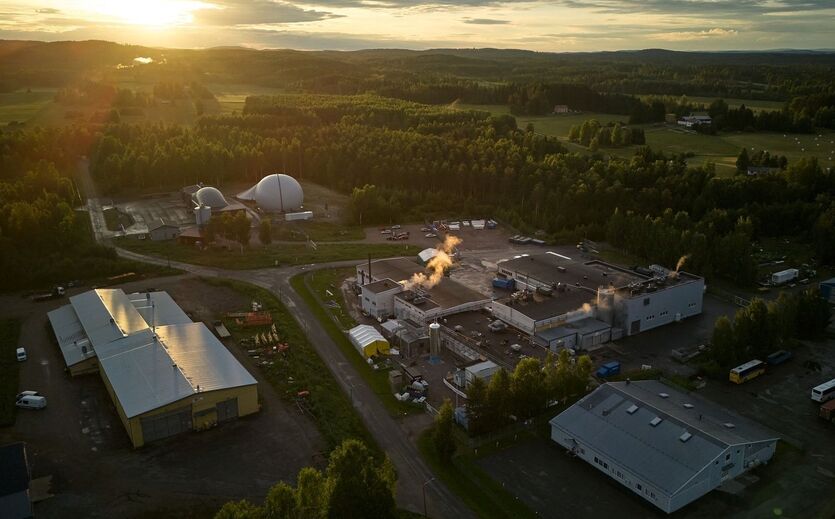 Luftaufnahme eines Lebensmittelwerks mit Biogasanlage in einer ländlichen Region Finnlands.