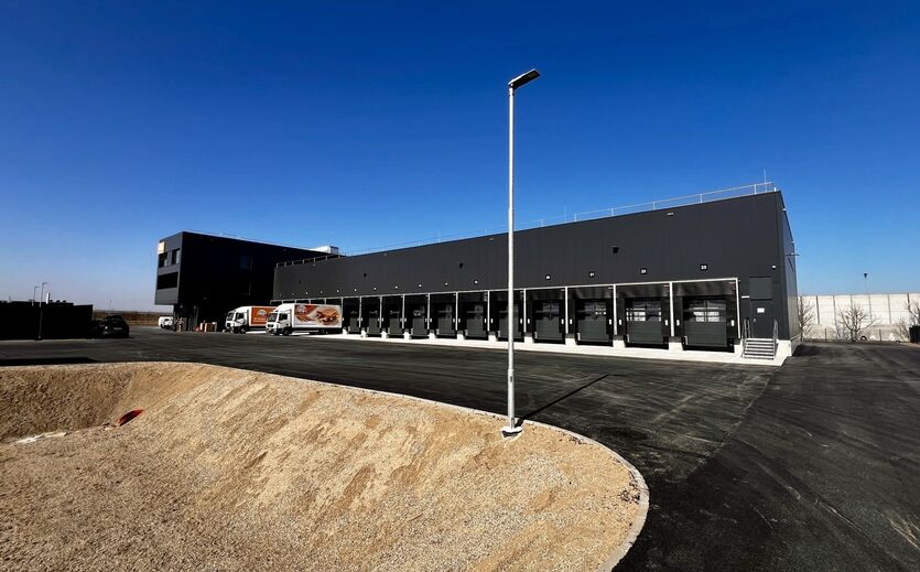Ölz eröffnet neues Frischdienst-Zentrum in Korneuburg: Das neue Lager in Korneuburg von Außen.