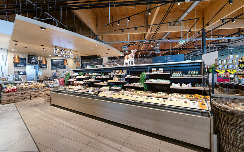 Edeka Südwest verbessert Haltungsstandards bei Käse