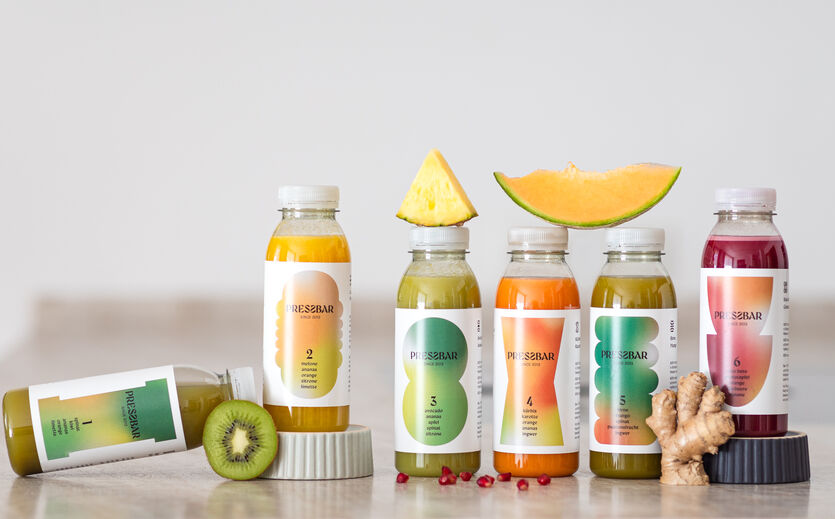 Bergblut übernimmt Pressbar: sechs Fläschchen mit Pressbar-Aufschrift und unterschiedlichen Farben in einer Reihe, eines liegend.