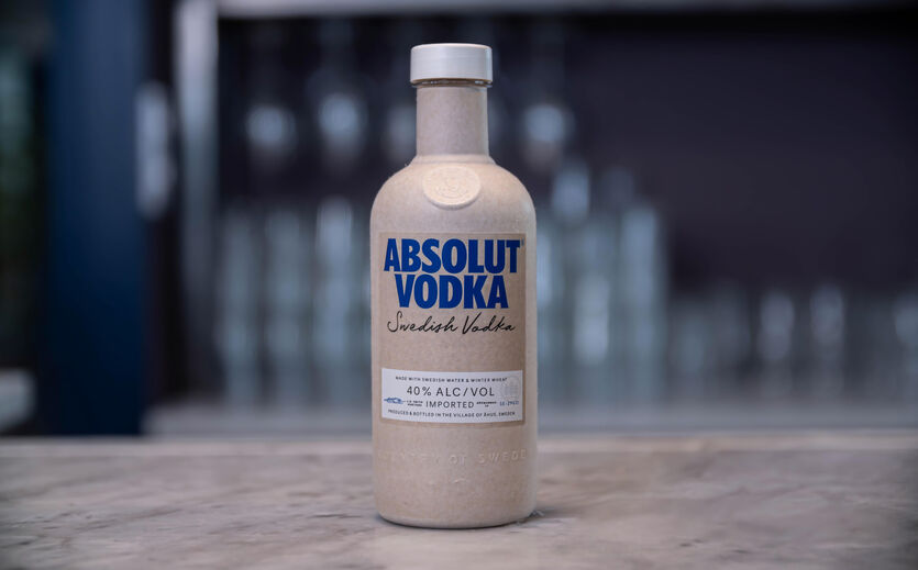 Papierflasche von Absolut Vodka mit papierbasiertem Verschluss auf einem Bartresen.