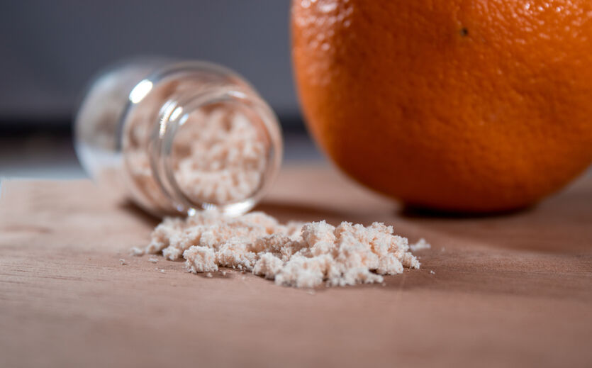 Mit Orangenschalen-Produkten gegen Lebensmittelverschwendung: Ein weißes Pulver gewonnen aus Orangenschalen.