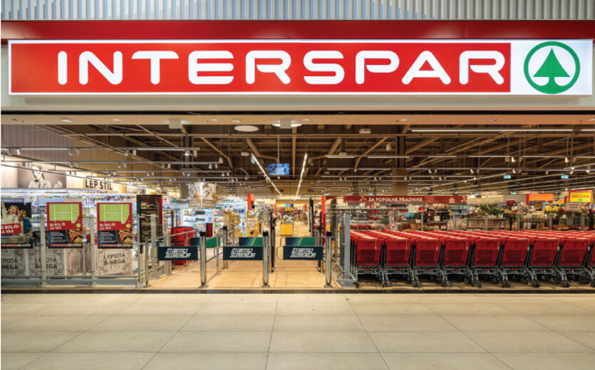 Eingang eines modernen Interspar Marktes.