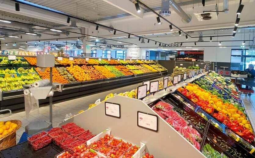 Obstabteilung in einem türkischen Supermarkt mit gut gefüllten Regalen.