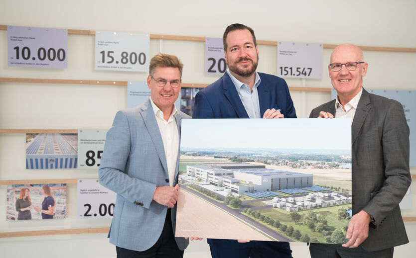 dm investiert 230 Millionen Euro in neues Verteilzentrum: Harald Bauer, Vorsitzender der dm Geschäftsführung (Mitte), Thomas Köck (li.) und Martin Engelmann (re.)