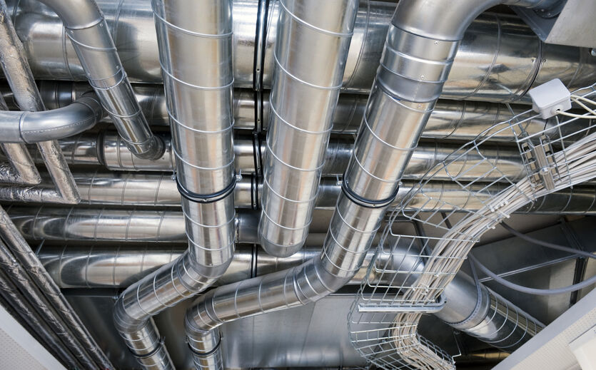 Unglücksfall: mehrere Rohre an einer Decke.ohre