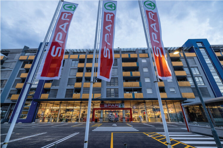 Außenansicht Spar Supermarkt in Maribor.