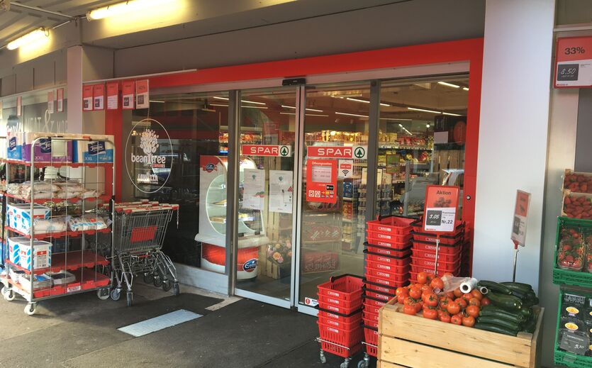 Eingang eines Spar-Supermarkts in der Schweiz