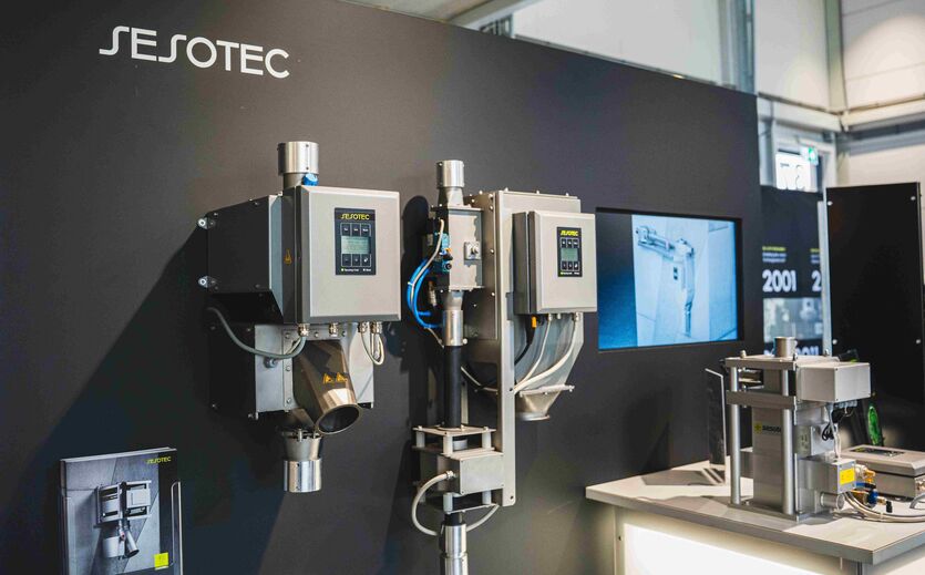 Sesotec eröffnet Showroom in den Niederlanden: Die Messgeräte von Sesotec auf einer Showwand.
